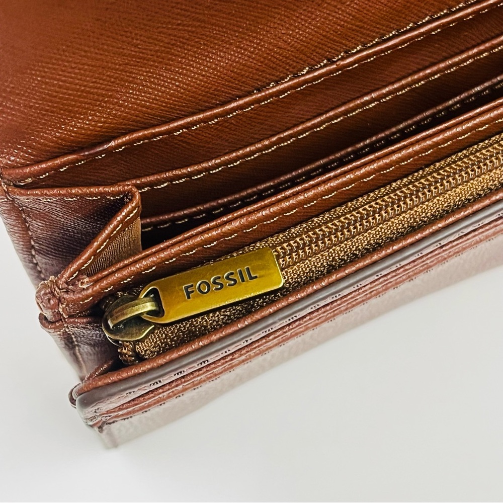 Fossil Woman’s Brown Wallet Never Used - Picture 5 of 11